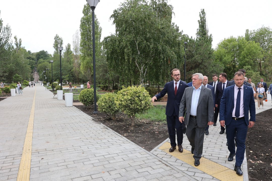 В Таганроге завершили благоустройство центральной части Пушкинской набережной