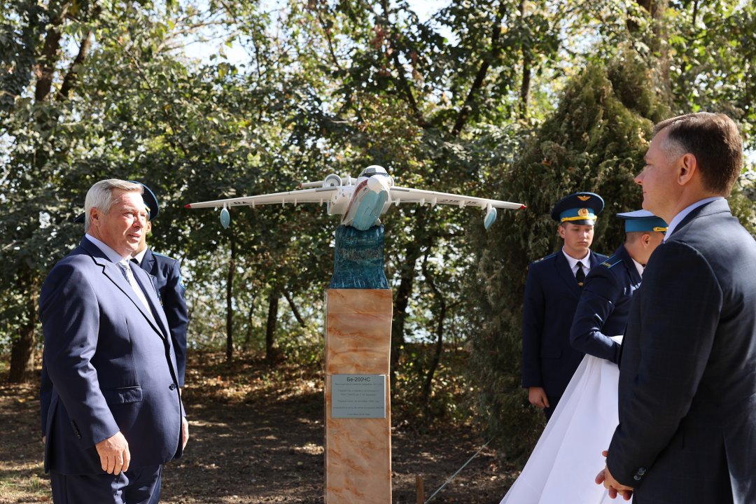 В Таганроге открыли памятный знак самолету-амфибии Бе-200